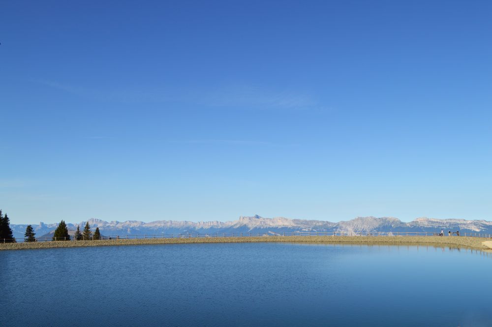 Lac artificiel en montagne