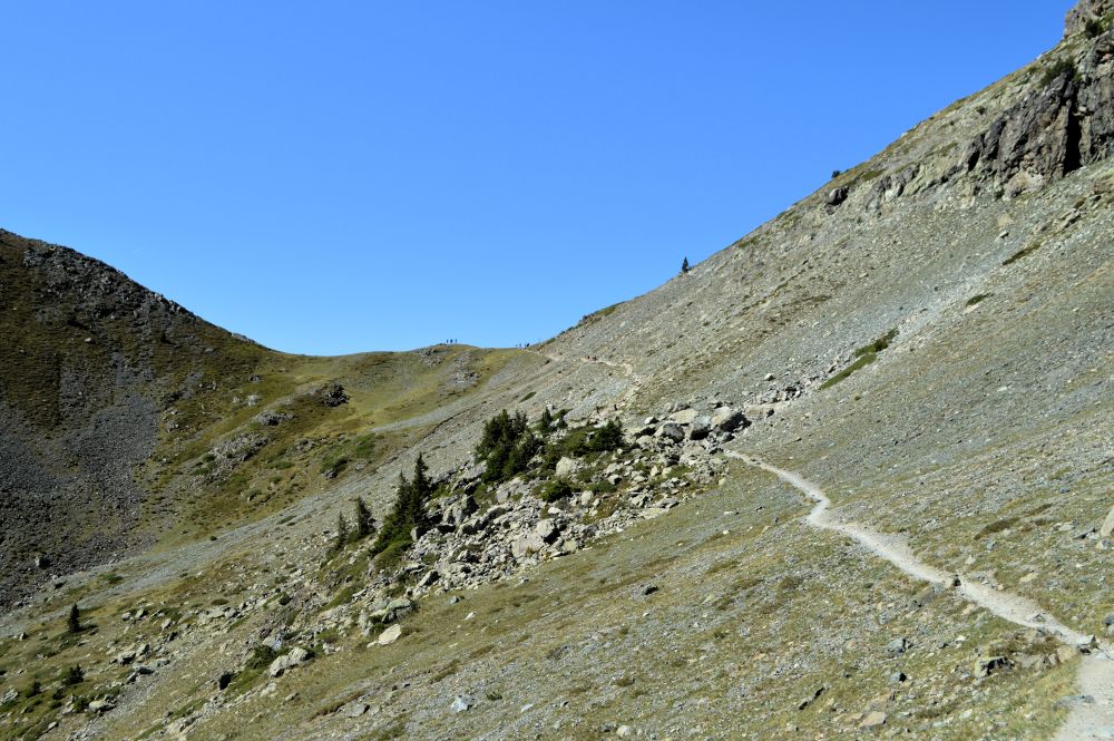 sentier à flanc de montagne