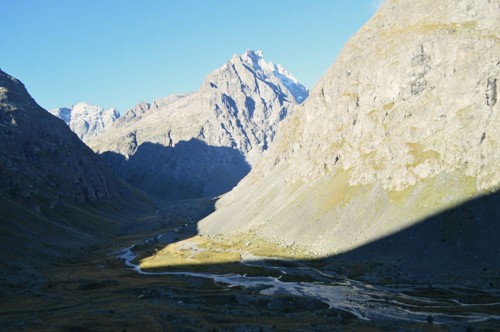 rivière entre les montagnes