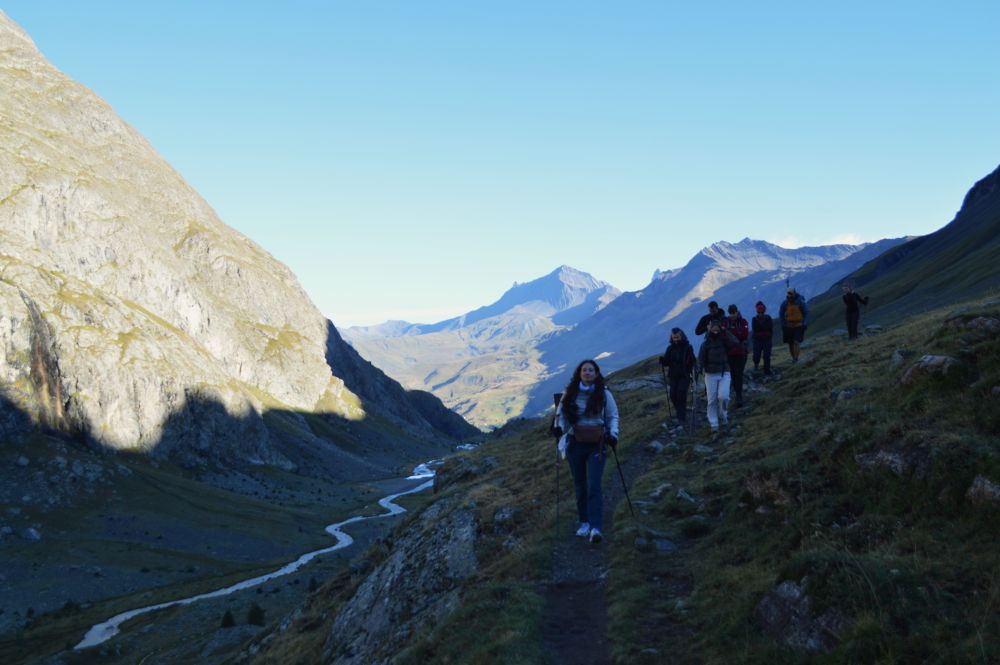 rivière entre les montagnes avec un groupe de randonneurs