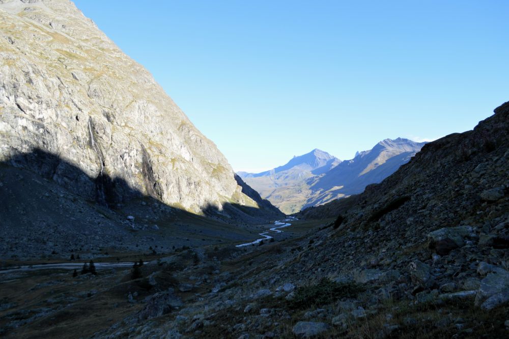 rivière entre les montagnes