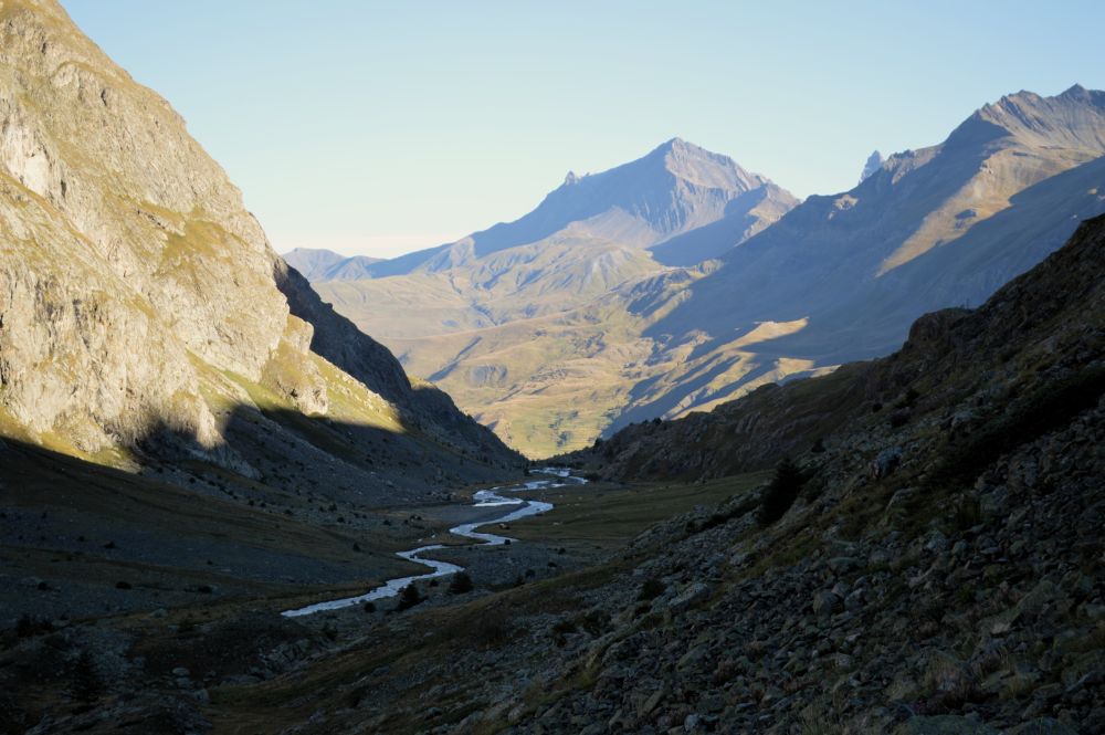 rivière entre les montagnes