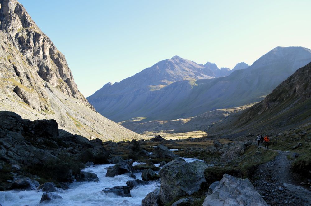 rivière entre les montagnes