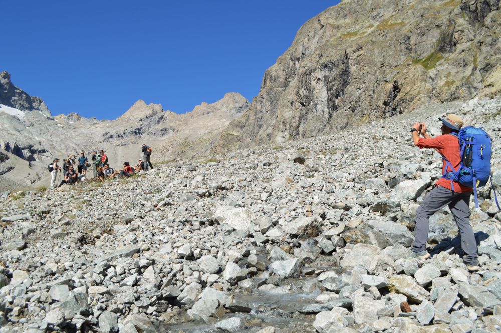groupe de randonneurs en montagne