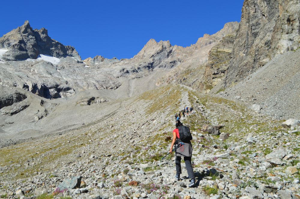 randonneurs sur une moraine dans les Ecrins