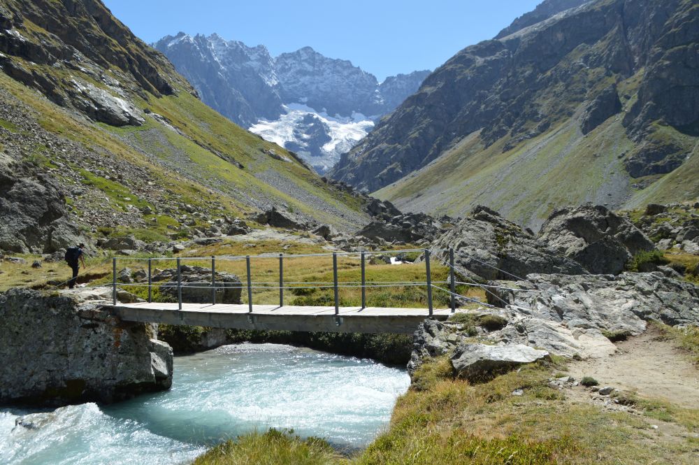 paysage montagnard dans les Alpes avec une rivière et un pont