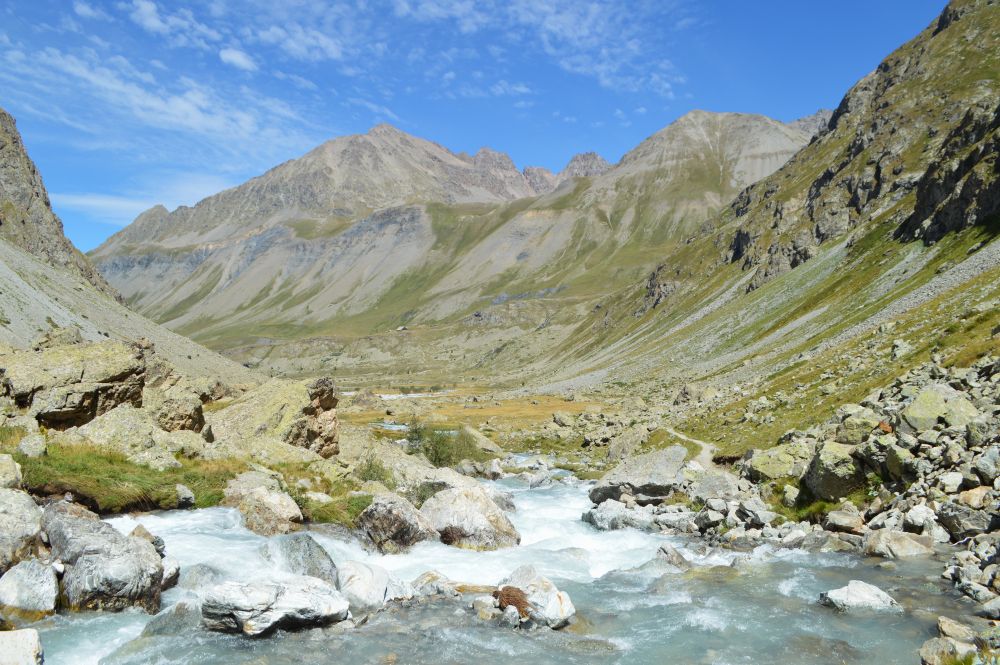 paysage montagnard dans les Alpes avec une rivière