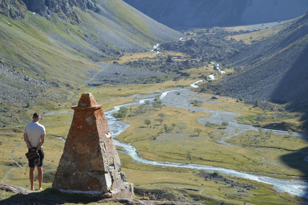 personne regardant la vallée de la Romanche depuis un promontoire