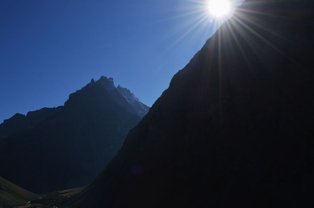 soleil qui passe derrière les montagnes
