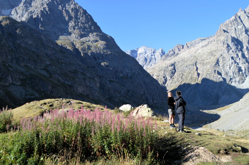 2 personnes devant un paysage de montagne