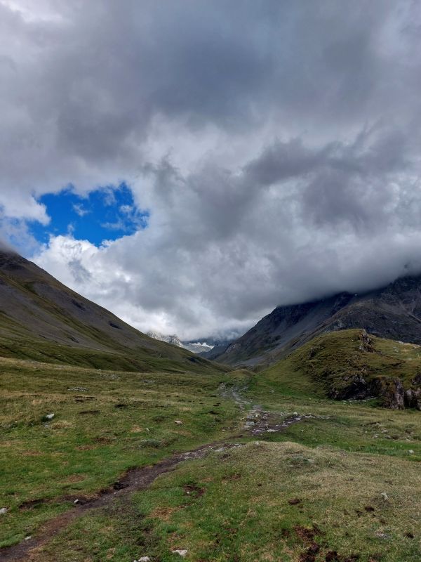 Paysage de montagne sous un ciel menaçant