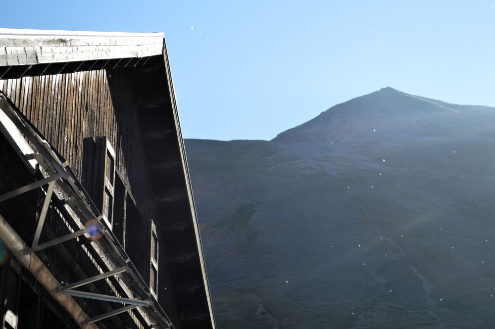 toit de chalet devant une montagne