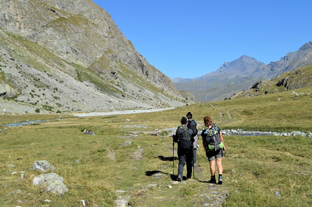 3 randonneuses dans le massif des Ecrins