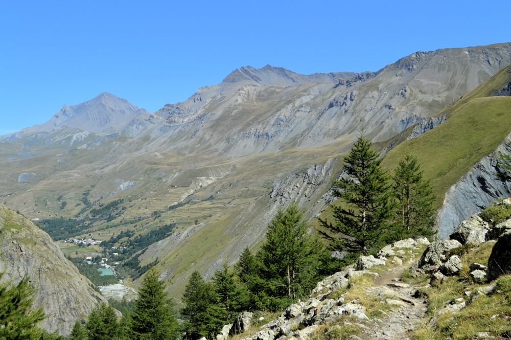 vue sur le lac du pont d'Arsine depuis un sommet