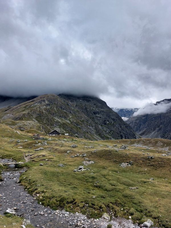 Paysage de montagne sous un ciel menaçant