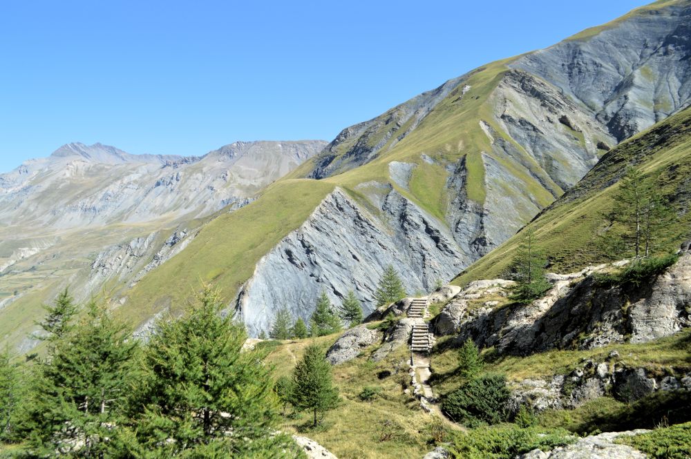 sentier avec des escaliers dans un paysage de montagnes