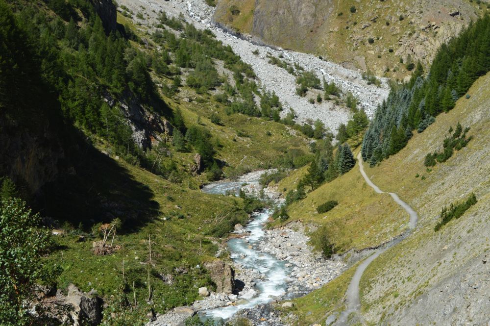 rivière au fond d'une vallée alpine