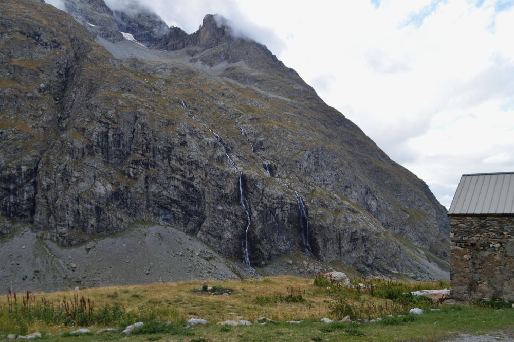 vu sur les montagnes et l'annexe du refuge