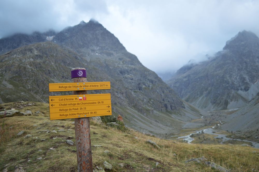 panneau directionnel au refuge de l'Alpe de Villar d'Arêne