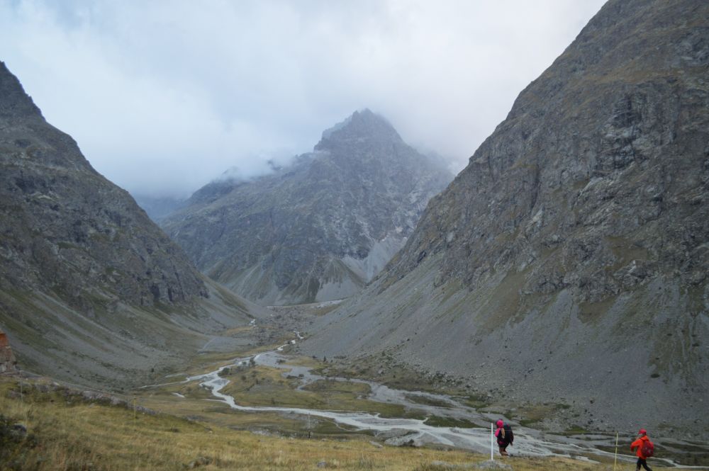 vue sur la haute vallée de la Romanche au cœur des Alpes