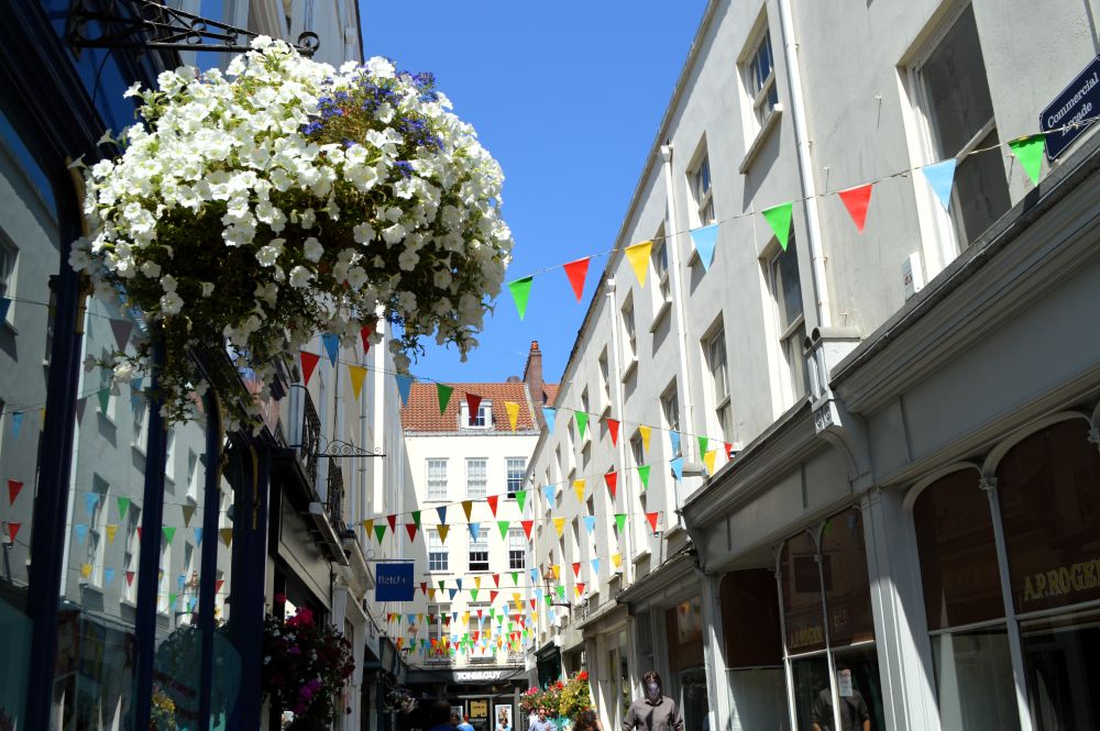 rue de Saint Peter Port à Guernesey avec des façades fleuries