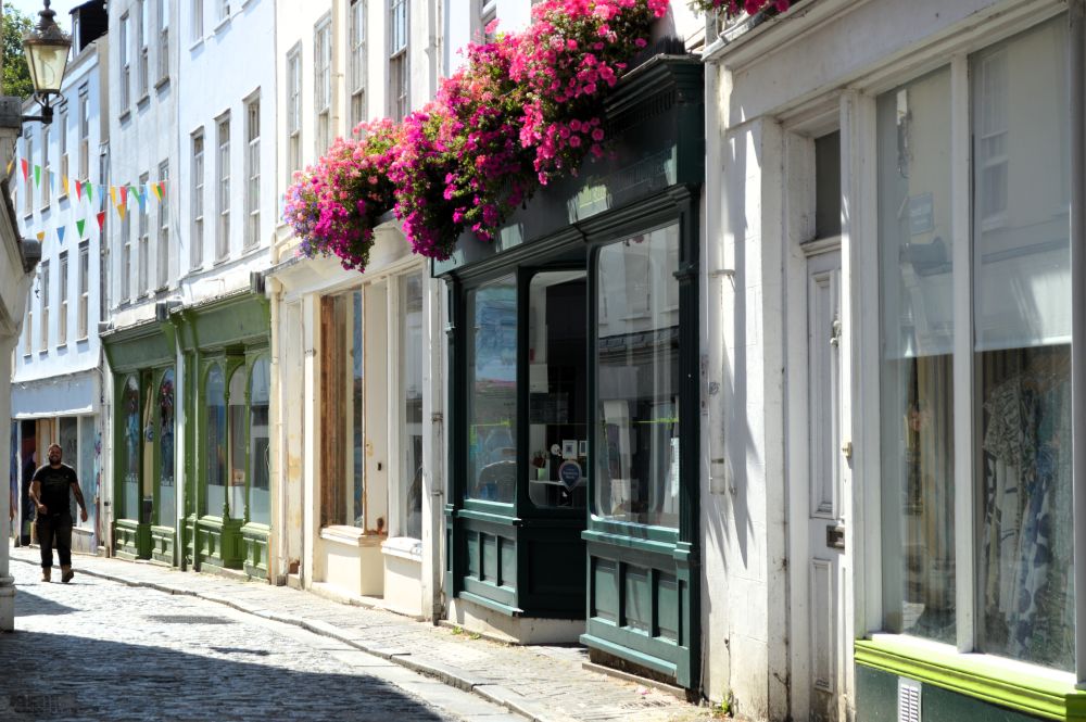 rue de Saint Peter Port à Guernesey avec des façades fleuries