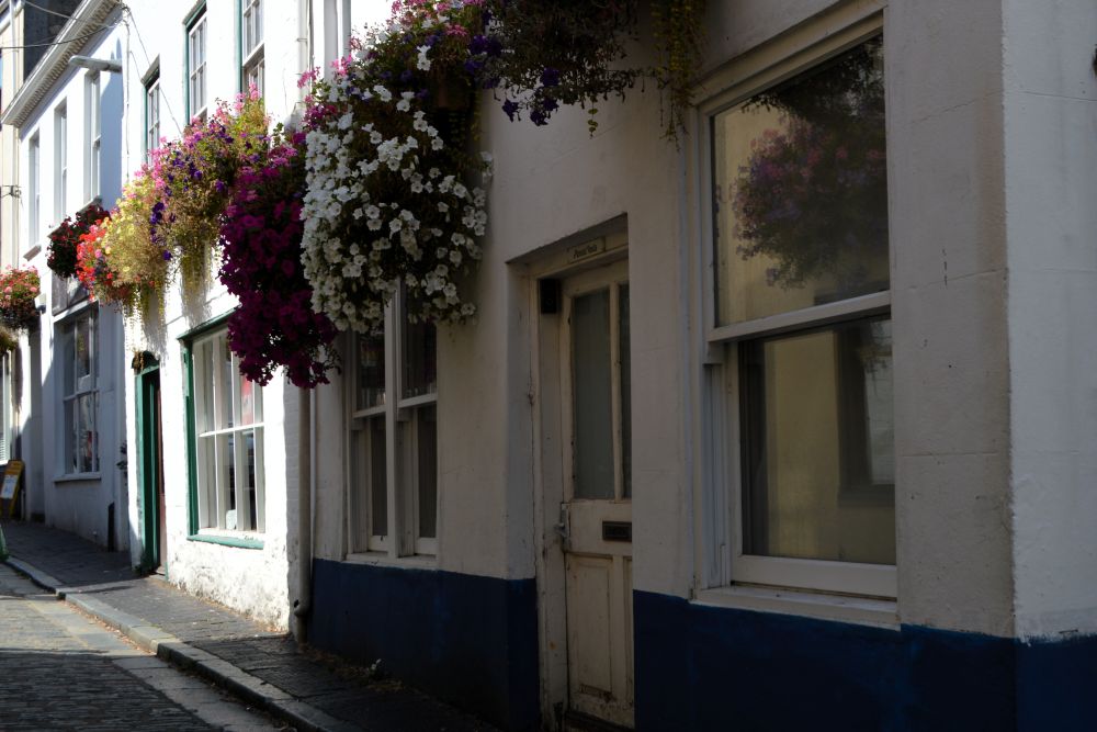 dans les rues de Saint Pierre Port à  Guernesey