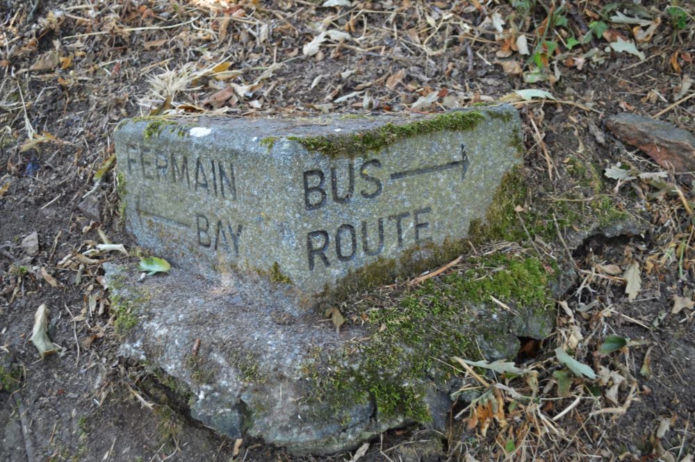 Panneau directionnel sur le sentier des falaises à Guernesey